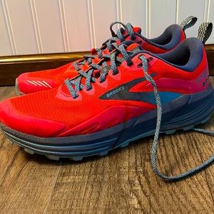 Women’s Brooks Cascadia 16 sz 9.5